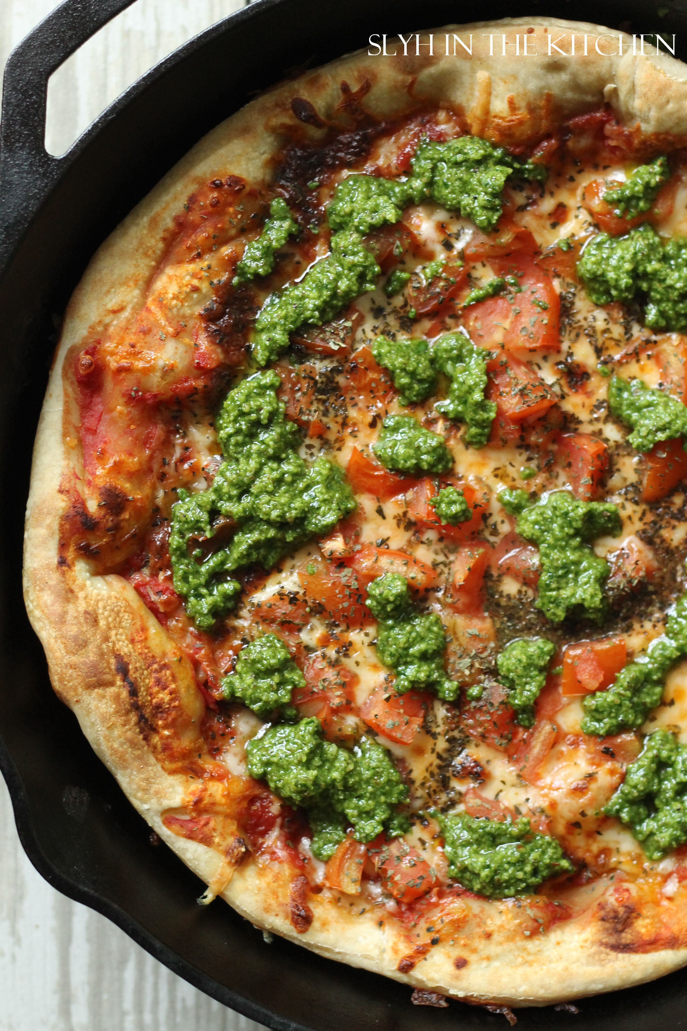 http://www.slyhkitchen.com/wp-content/uploads/2016/04/Margherita-Pizza-with-Pesto-Drizzle.jpg